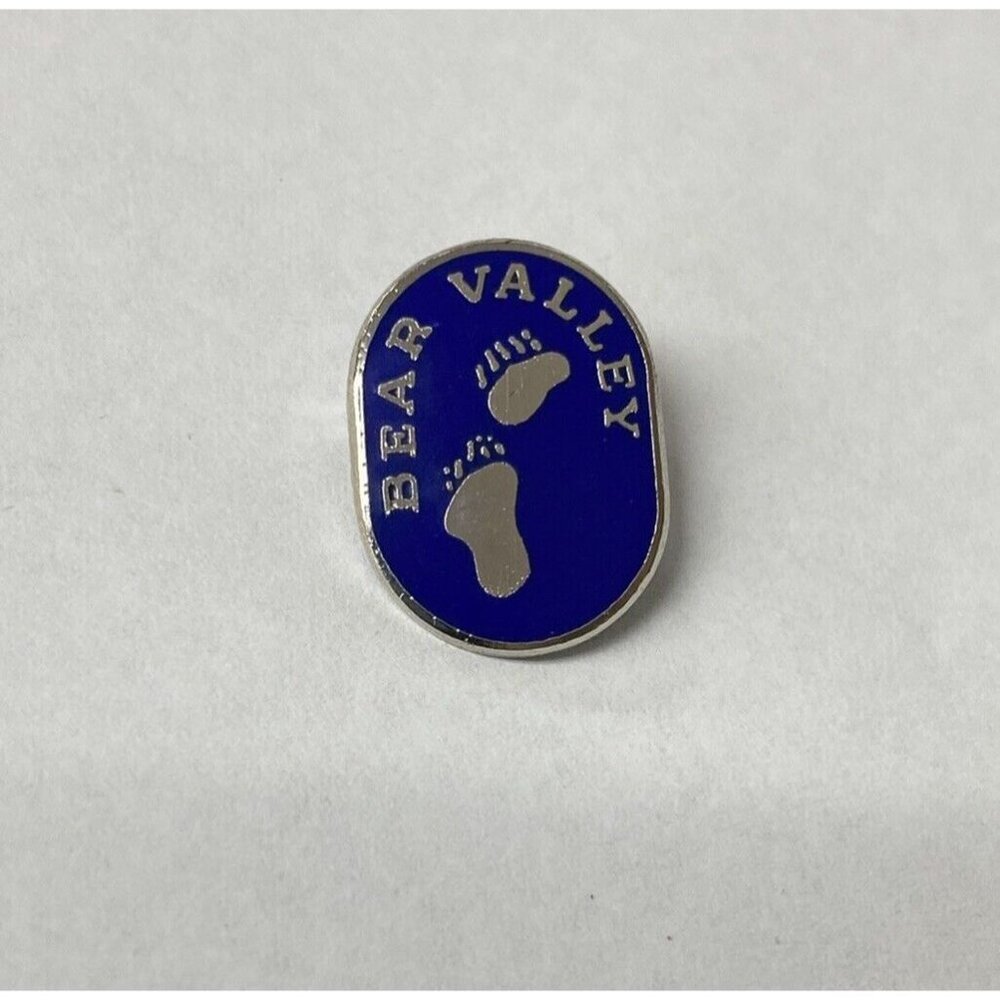 1979 Bear Valley Ski Resort California Ski Pin Silver Tone Blue Bear Footprints